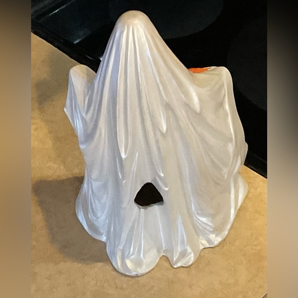 Handcrafted: Ceramic white ghost holding small pumpkin with detachable cord. - Picture 9 of 10